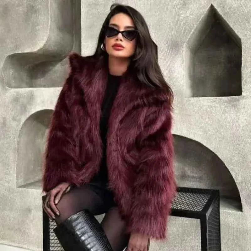 Casaco Feminino de Pelo Sintético com Gola Lapela e Textura Macia – Chapitre