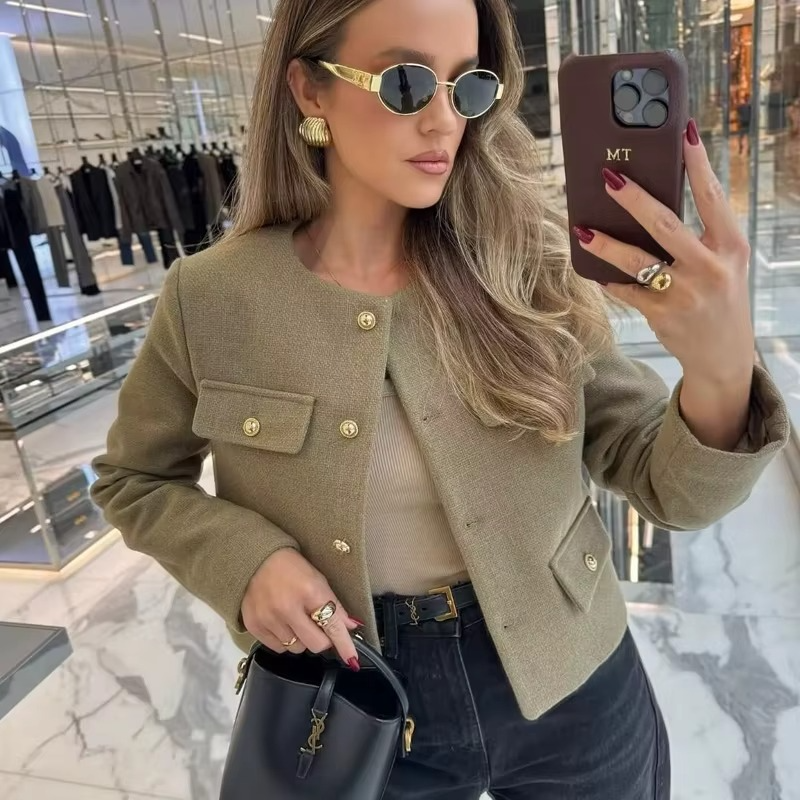 Jaqueta Feminina de Alfaiataria com Quatro Bolsos Frontais e Botões Dourados – Manoir
