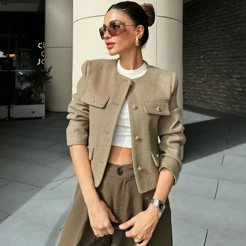 Jaqueta Feminina de Alfaiataria com Quatro Bolsos Frontais e Botões Dourados – Manoir